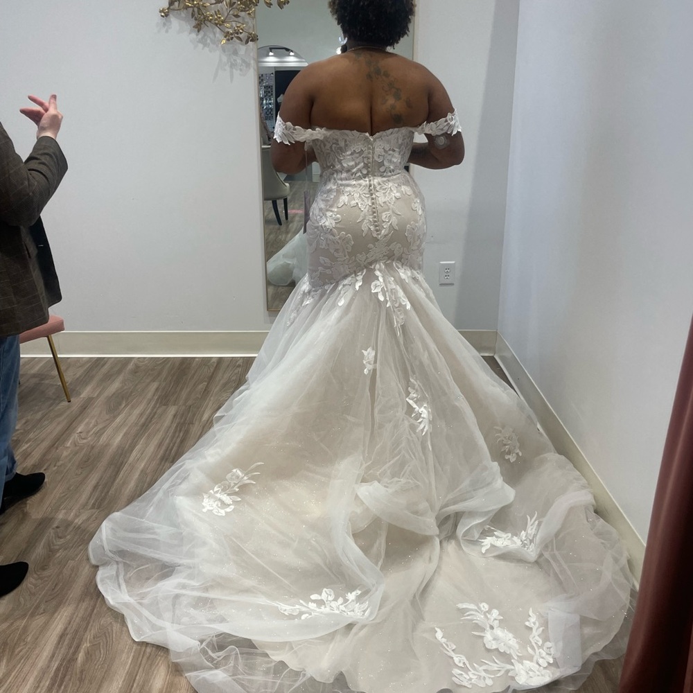 Elegant Off-Shoulder Lace Wedding Gown